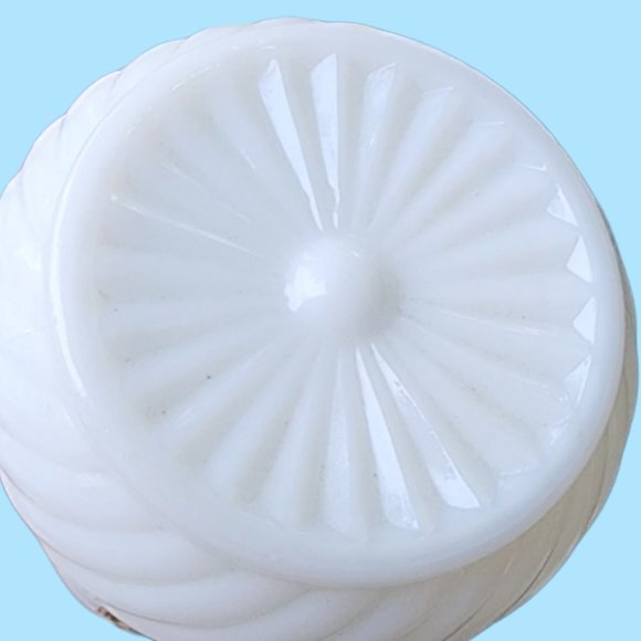 JIM BEAM Vintage PURE WHITE MILK GLASS DECANTER - Picture 9 of 9